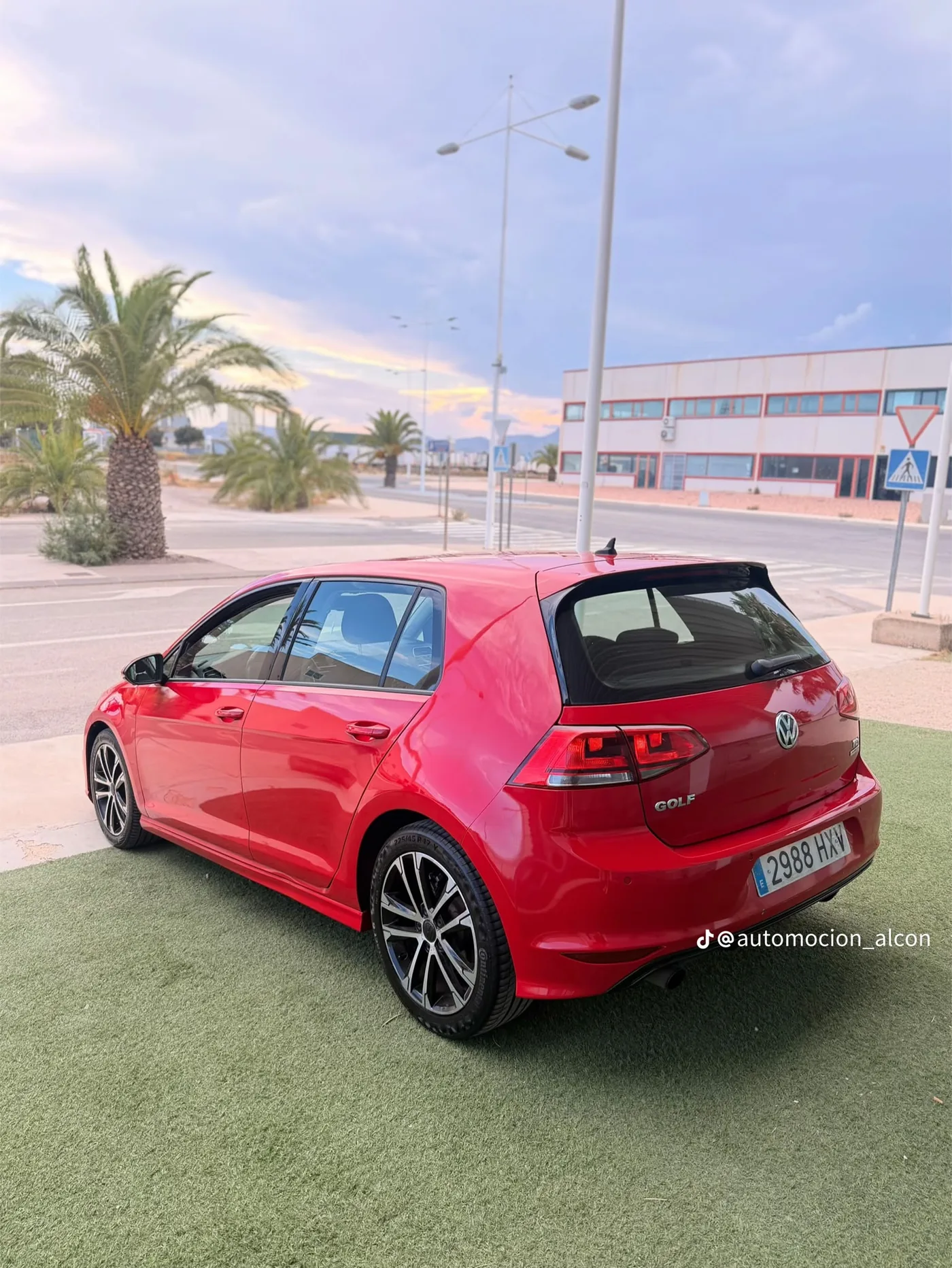 Trasera tres cuartos izquierda del Volkswagen Golf 7 R-Line rojo