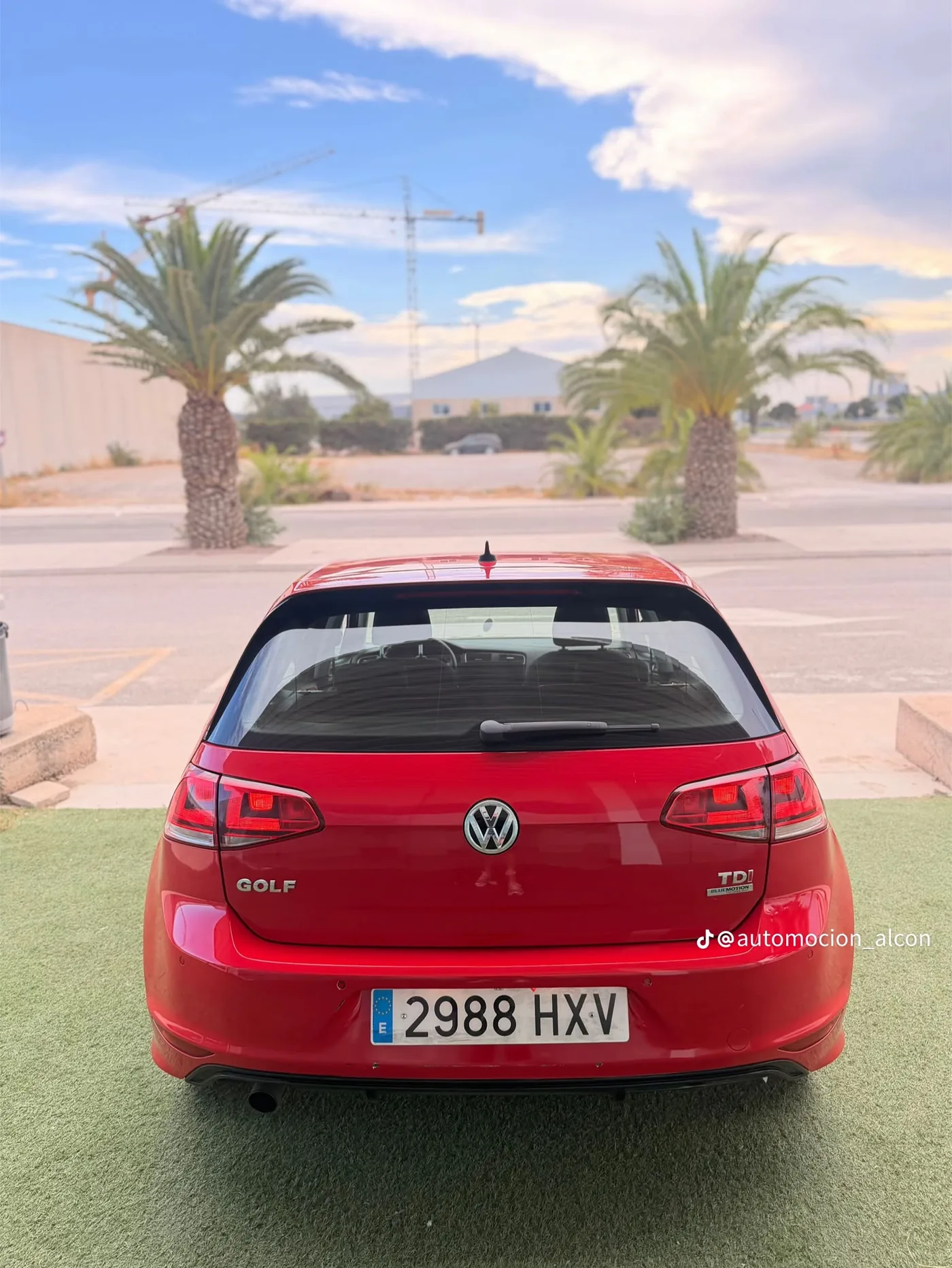 Vista trasera del Volkswagen Golf 7 TDI BlueMotion rojo