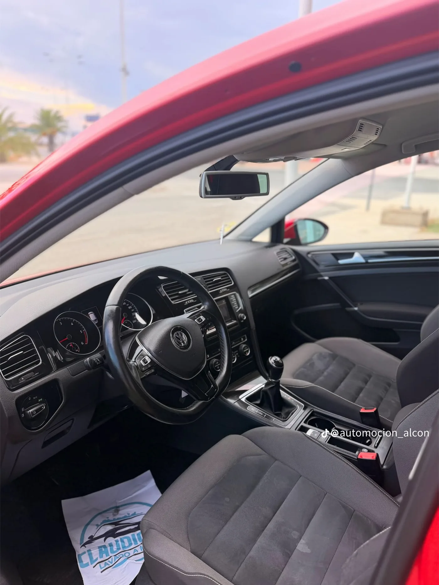 Puesto de conducción del Volkswagen Golf 7 con cambio manual y volante multifuncional