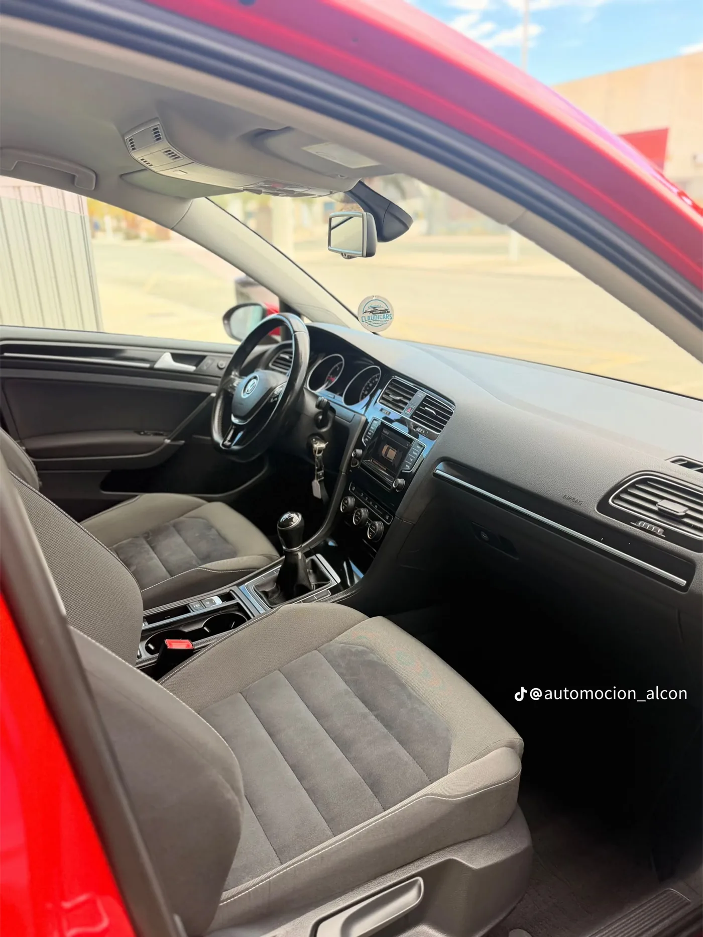Salpicadero del Volkswagen Golf 7 con pantalla de navegación y asientos en Alcántara
