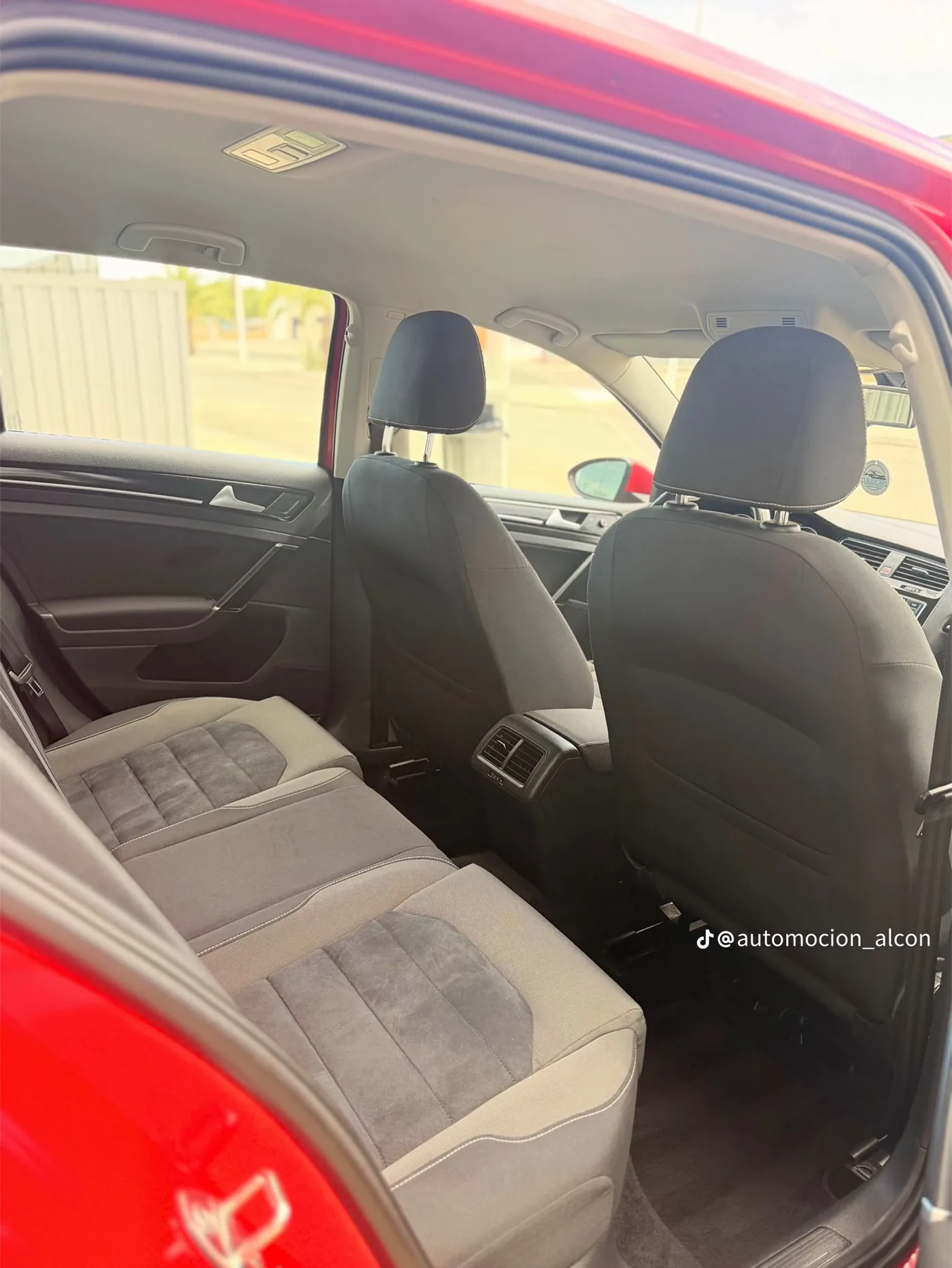Plazas traseras del Volkswagen Golf 7 tapizadas en Alcántara