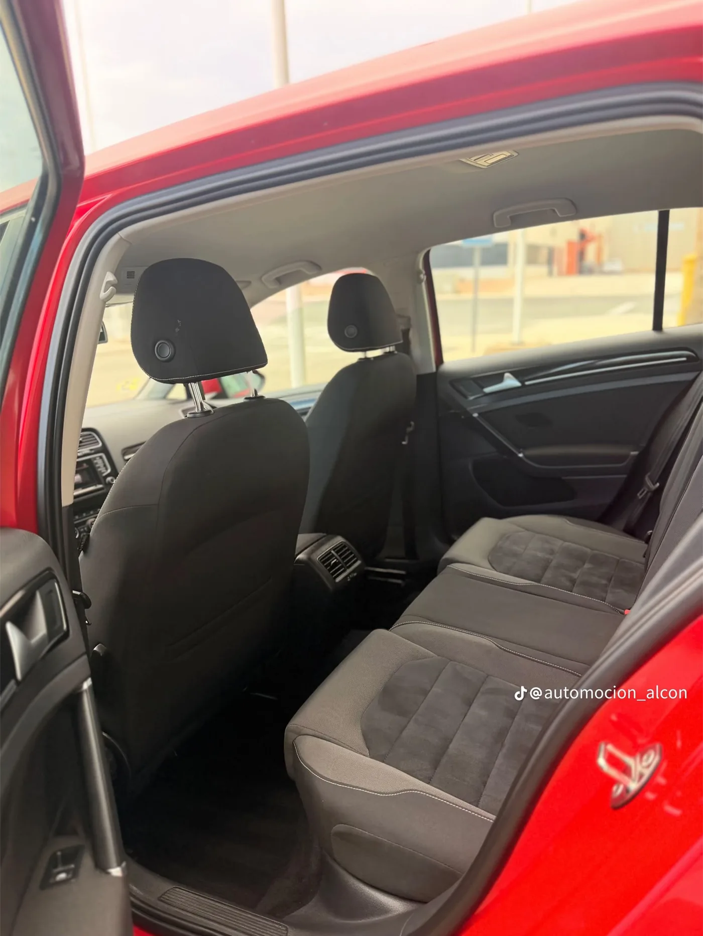 Interior trasero del Volkswagen Golf 7 con salidas de aire centrales